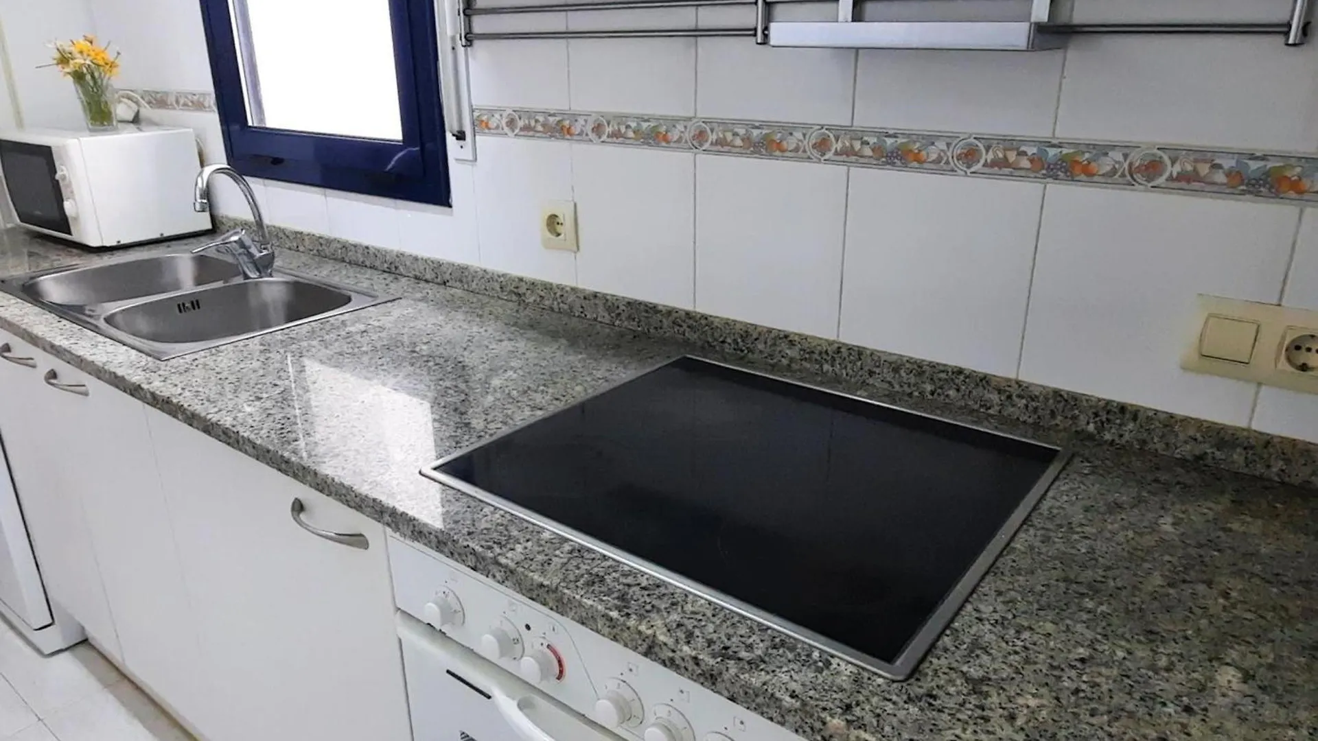 Apartamento De 3 Dormitorios Frente Al Mar En Llanca, Cerca De Playas Y Actividades - Es-170-43 0*, Llanca